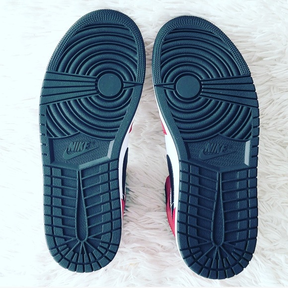 NIKE AIR JORDAN 1 MID ‘CHICAGO BLACK TOE’ SNEAKERS - Picture 8 of 15